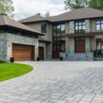 O casă modernă cu un design elegant, situată într-un peisaj verde.