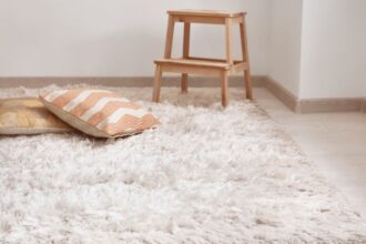 Un covor moale și pufos cu perne decorative pe el.