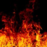 Flăcări intense pe un fundal negru, simbolizând pasiune și transformare.