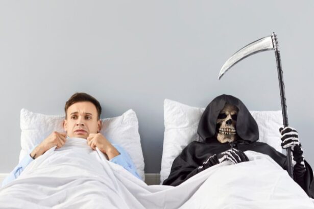 Un bărbat speriat stă în pat alături de o schelet cu coasa, simbolizând frica de moarte.