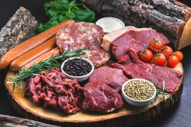 O selecție variată de carne proaspătă pe un fundal rustic, simbolizând abundența.