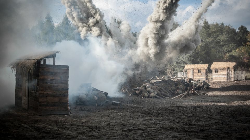 O explozie puternică într-un peisaj de război, cu fum și praf.