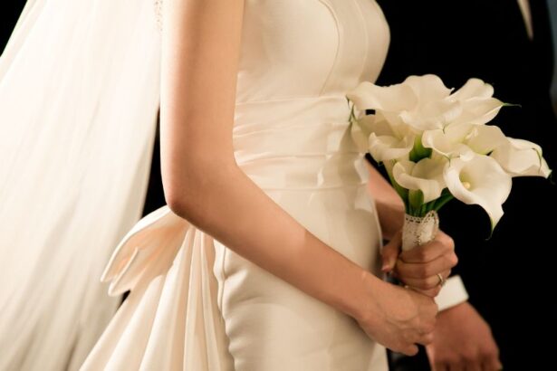 O mireasă îmbrăcată elegant, ținând un buchet de flori albe, simbolizând iubirea și angajamentul.