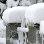 O imagine cu zăpadă albă și multă pe un gard, simbolizând puritatea și liniștea.