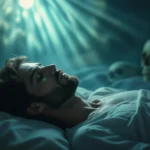 Un bărbat doarme liniștit pe un pat, cu cranii în fundal, într-o atmosferă misterioasă.