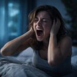 Femeie strigând în timp ce visează, simbolizând emoții reprimate.