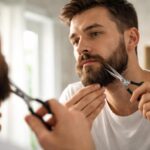 Bărbat tăind barba în oglindă, simbolizând schimbare