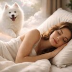 Femeie care doarme lângă un câine alb în vis, simbolizând loialitate și protecție.