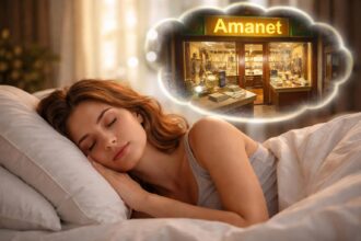 Femeie visând la un amanet, reflectând asupra valorilor personale.