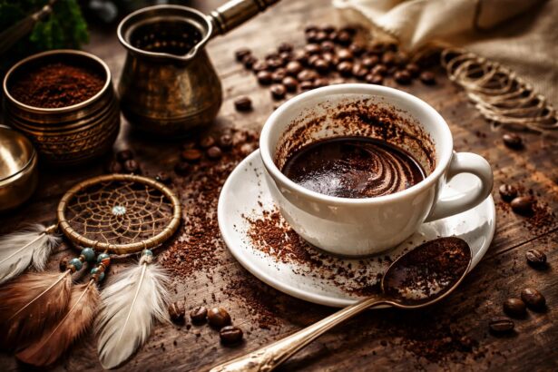 Cana de cafea cu zaț pe o masă din lemn, simbolizând visele și intuiția